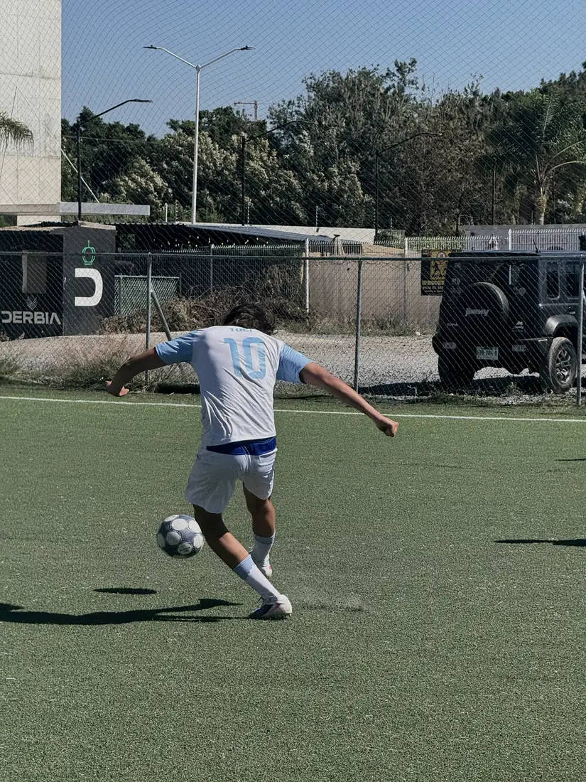 Jugador disparando en una cancha de fútbol 7 de Derbia